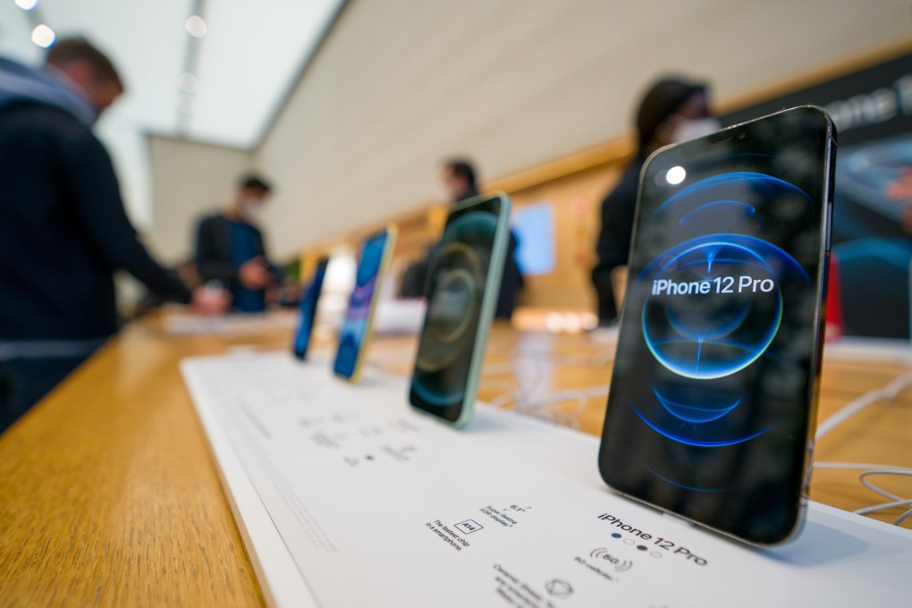 The new iPhone 12 and iPhone 12 Pro on display during launch day on October 23, 2020, in London, England. Photo: Getty Images/TNS