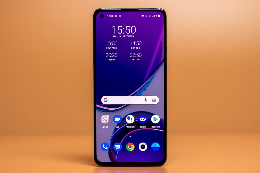 The OnePlus 8T is very well made and feels good. At 188 grams, it's also relatively light. Photo: Zacharie Scheurer/dpa