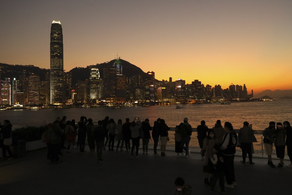 People watch the last sunset of 2020 from Ocean Terminal in Tsim Sha Tsui. Photo: Dickson Lee