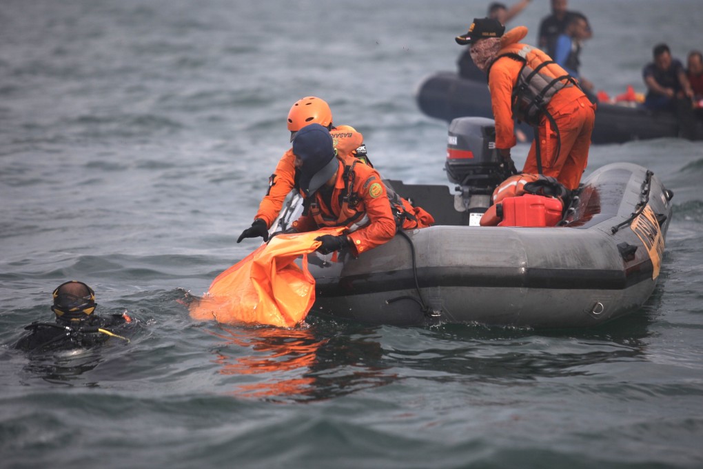 Divers recover wreckage and body parts from Sriwijaya Air flight SJ 182. Photo: AFP