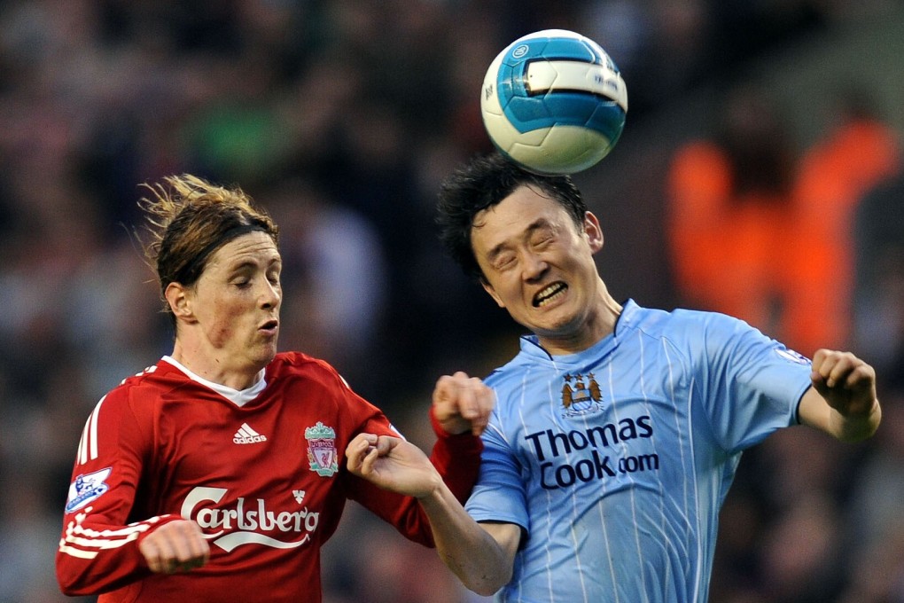 Manchester City’s Sun Jihai beats Liverpool’s Fernando Torres to the ball in an English Premier League game in 2008. Photo: AFP