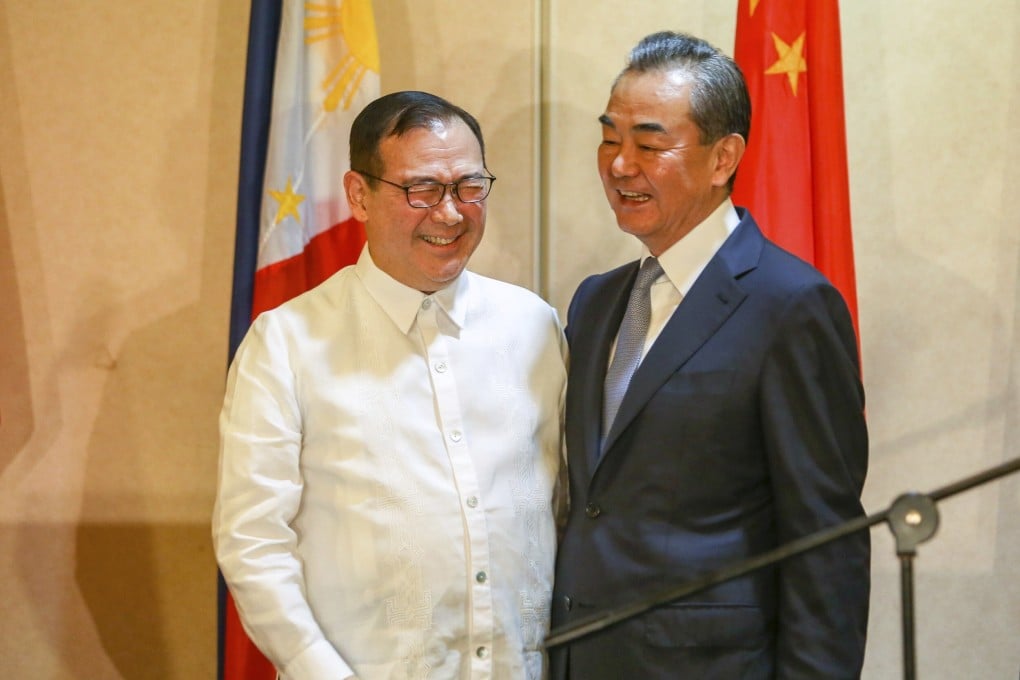Chinese Foreign Minister Wang Yi (right) and Philippine Foreign Secretary Teodoro Locsin Jnr (pictured together in 2018) are set to meet on Friday n Manila. Photo: AP