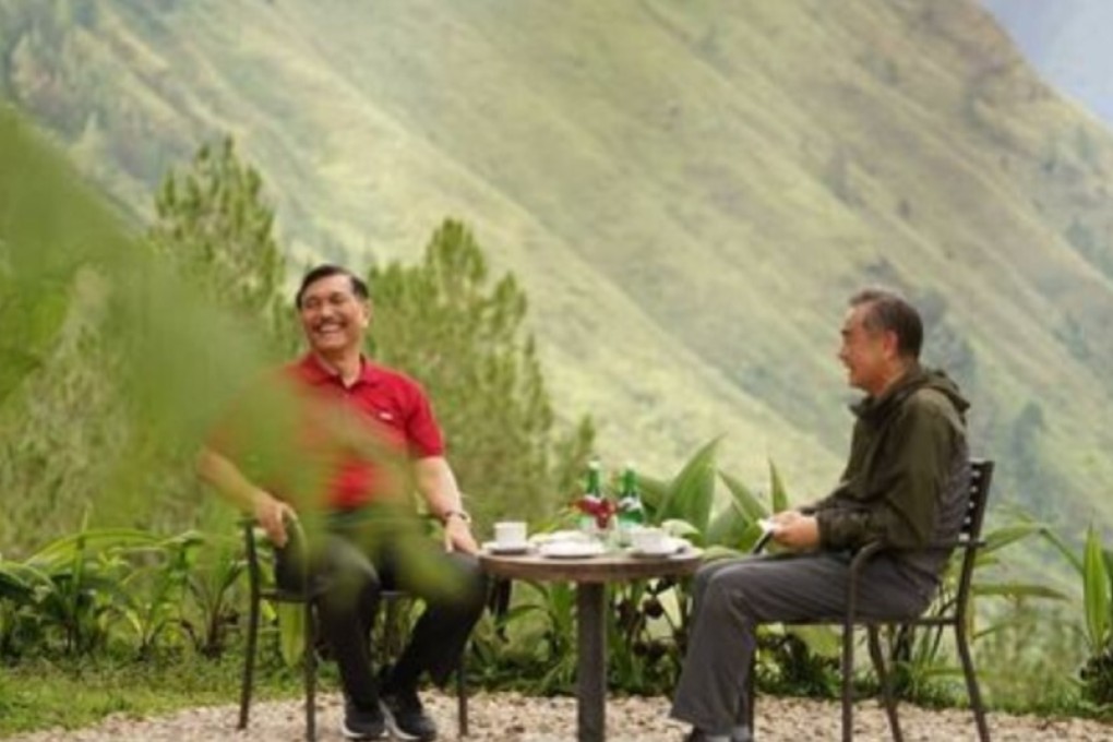 Luhut Pandjaitan, Indonesia’s minister of maritime and investment affairs, with China’s top diplomat Wang Yi at Lake Toba in North Sumatra. Photo: Handout