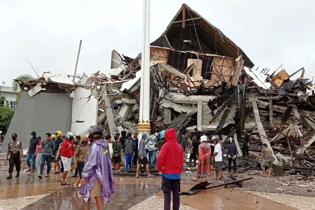 People survey the damage following an earthquake in Mamuju, West Sulawesi province. Photo: Antara Foto via Reuters