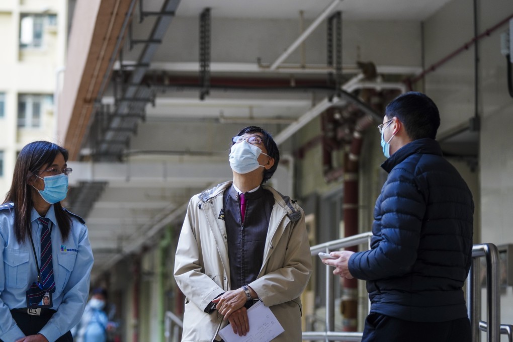Professor Yuen Kwok-yung inspects Yan Shek House at Shek Yam Estate in Kwai Chung. Photo: Sam Tsang