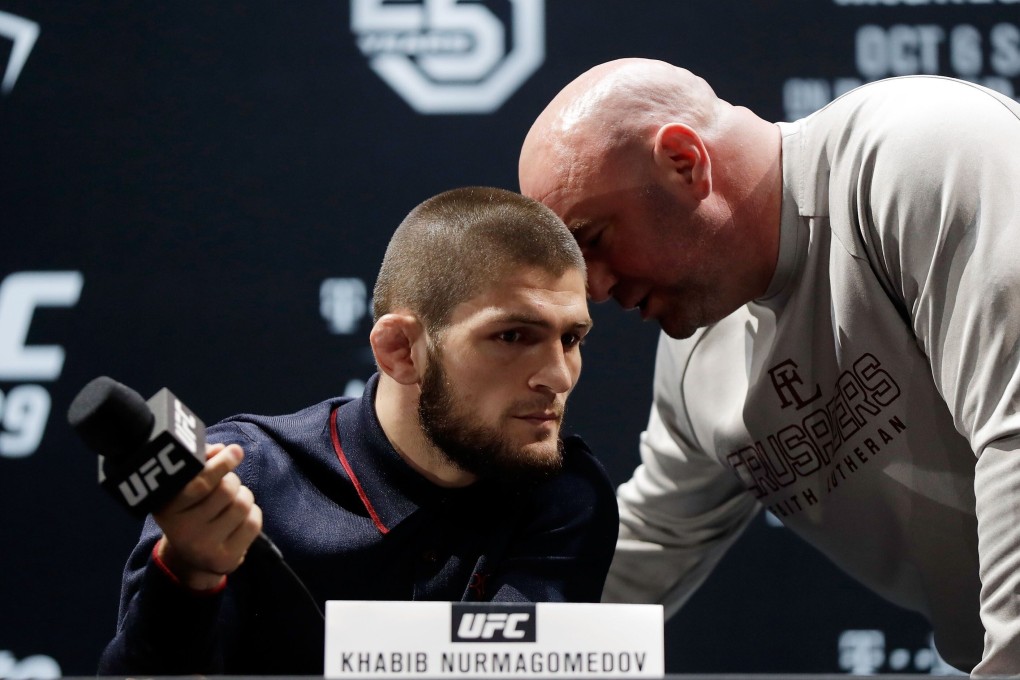 UFC president Dana White speaks with lightweight champion Khabib Nurmagomedov during a press conference for UFC 229. Photo: AFP