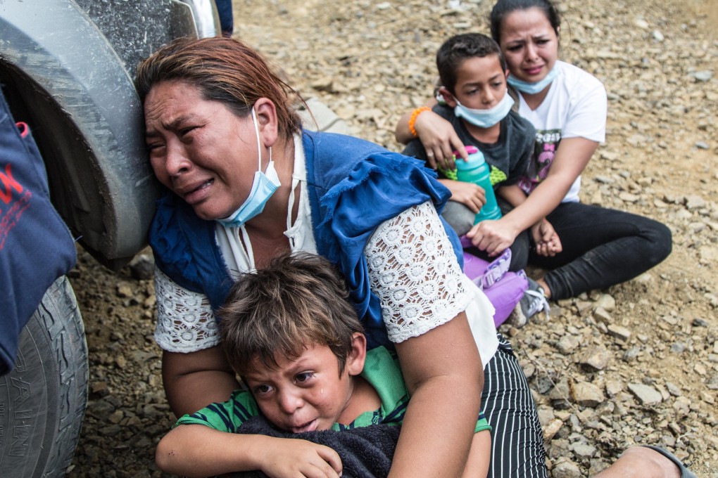 A woman cries along with her child as Guatemalan troops and police break up caravan of migrants in Vado Hondo, Guatemala. Photo: EPA