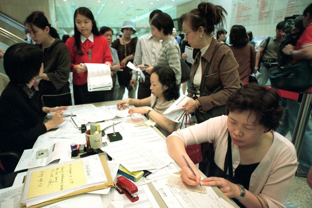 Hong Kong investors rushing to subscribe to the Tracker Fund during its initial public offering, at the Bank of Communications in Mong Kok on November 4, 1999. Photo: SCMP