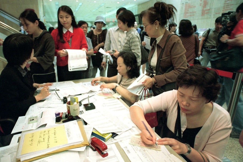 Hong Kong investors rushing to subscribe to the Tracker Fund during its initial public offering, at the Bank of Communications in Mong Kok on November 4, 1999. Photo: SCMP