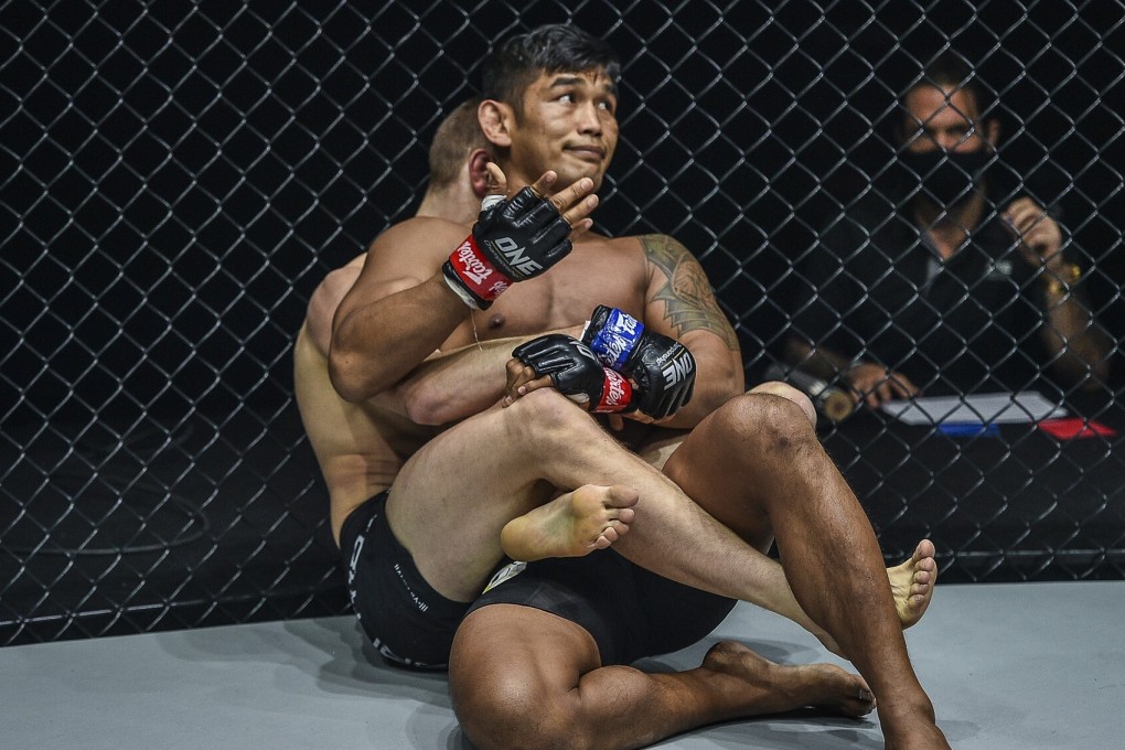Aung La N Sang motions to the referee as Reinier De Ridder holds him at ONE: Inside The Matrix. Photo: ONE Championship
