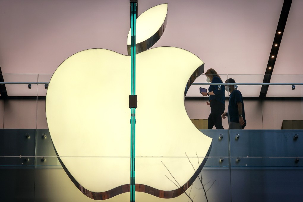 Employees wear protective masks as they walk past signage displayed in the window of the Apple Inc. flagship store in Sydney, Australia, on Friday, Sept. 18, 2020. Photo: Bloomberg