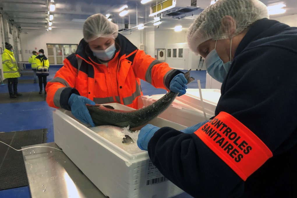 Agents carry out sanitary control checks on salmon exported from Britain in the port of Boulogne-sur-Mer, France. Photo: Reuters