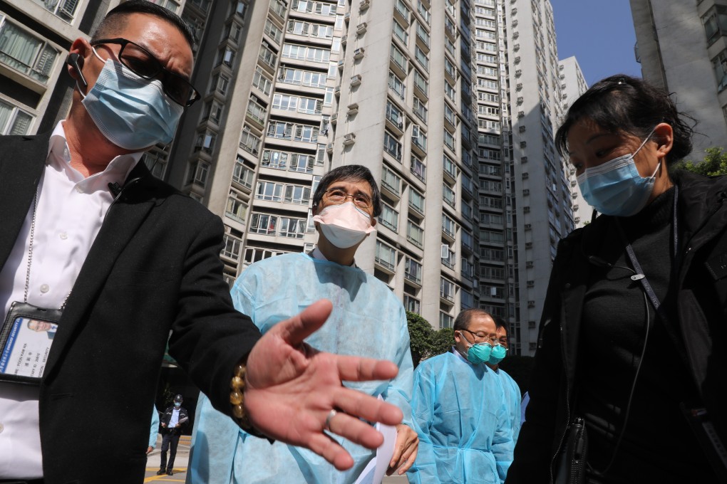 Professor Yuen Kwok-yung (in blue) visits Laguna City in Lam Tin on Monday. Photo: K.Y. Cheng