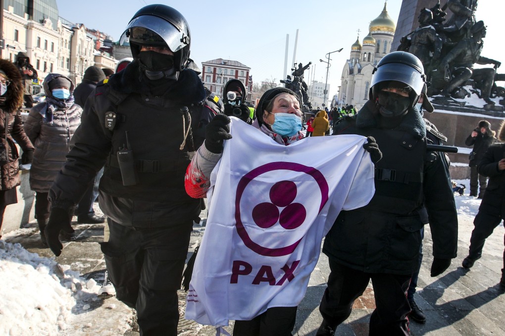 Police detain a woman during a protest in Vladivostok, Russia, on Sunday, January 31, 2021. Photo: AP
