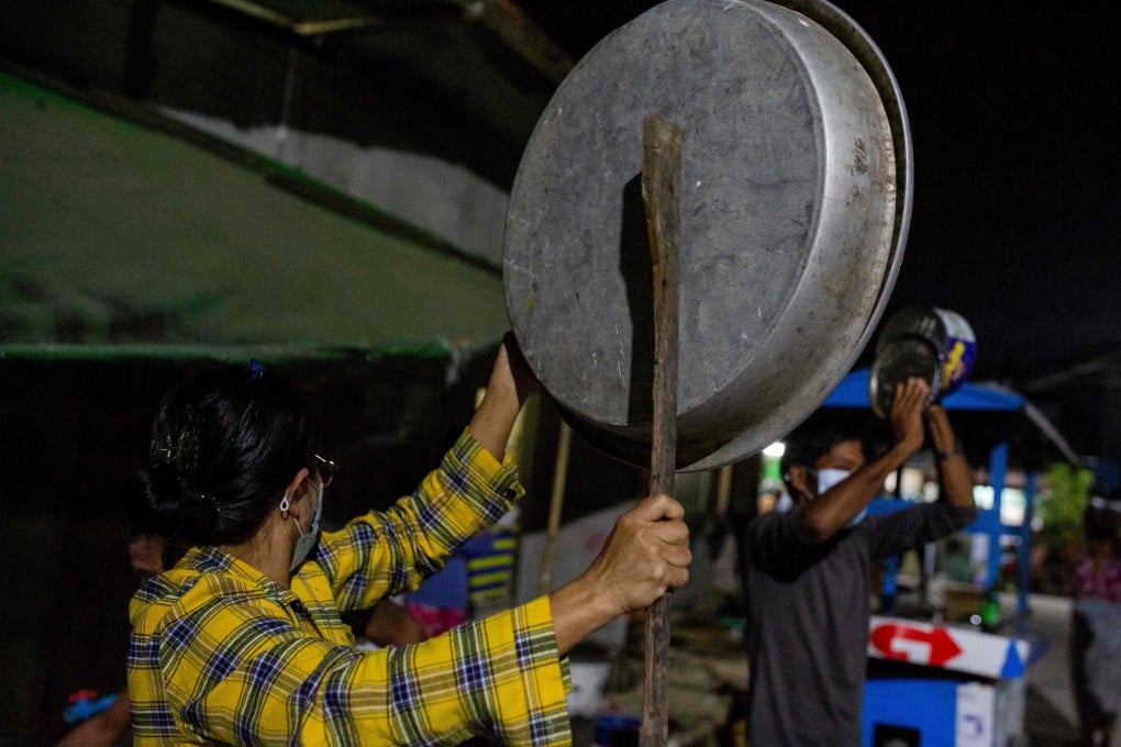 People in Yangon clatter pans and tins to make noise to protest the military coup on February 2, 2021. Photo: AFP
