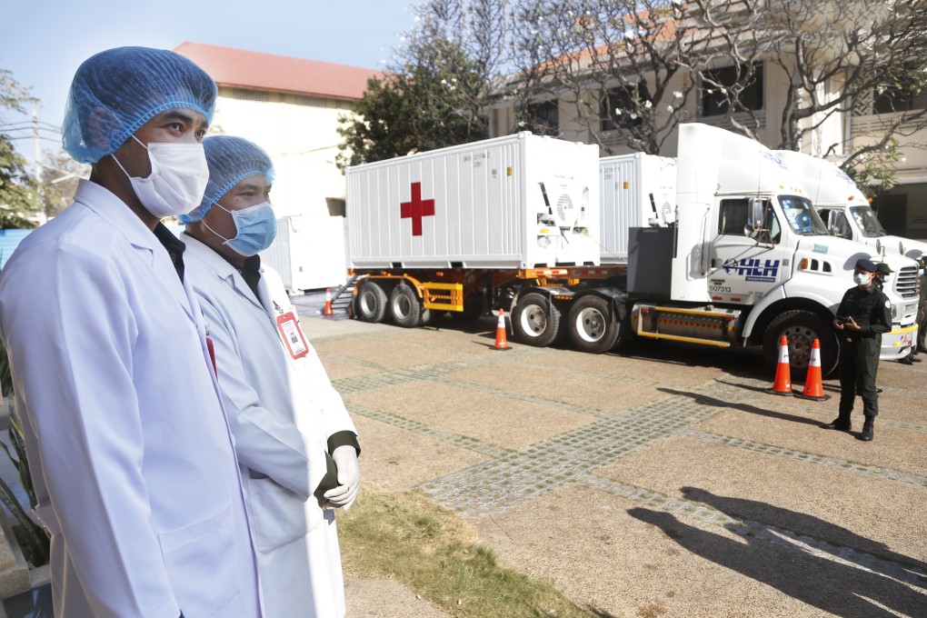 Chinese specialists have trained Cambodian medical staff on how to use the Covid-19 vaccine. Photo: Xinhua