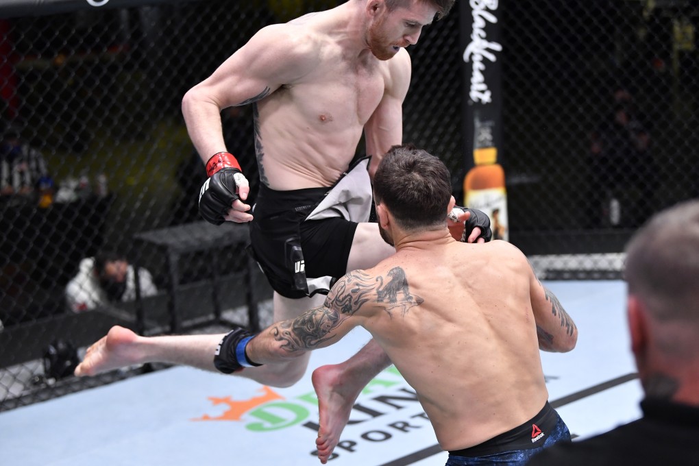 Cory Sandhagen lands a flying knee to knock out Frankie Edgar in their bantamweight fight during the UFC Fight Night event at UFC APEX in Las Vegas. Photo: Chris Unger/Zuffa LLC