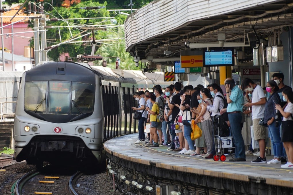 People wait for the train at Kowloon Tong MTR station. Photo: Sam Tsang