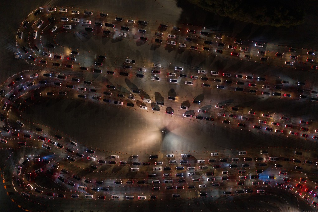 People wait in vehicles at a Covid-19 mass vaccination site at Dodger Stadium in Los Angeles, California. Photo: Bloomberg