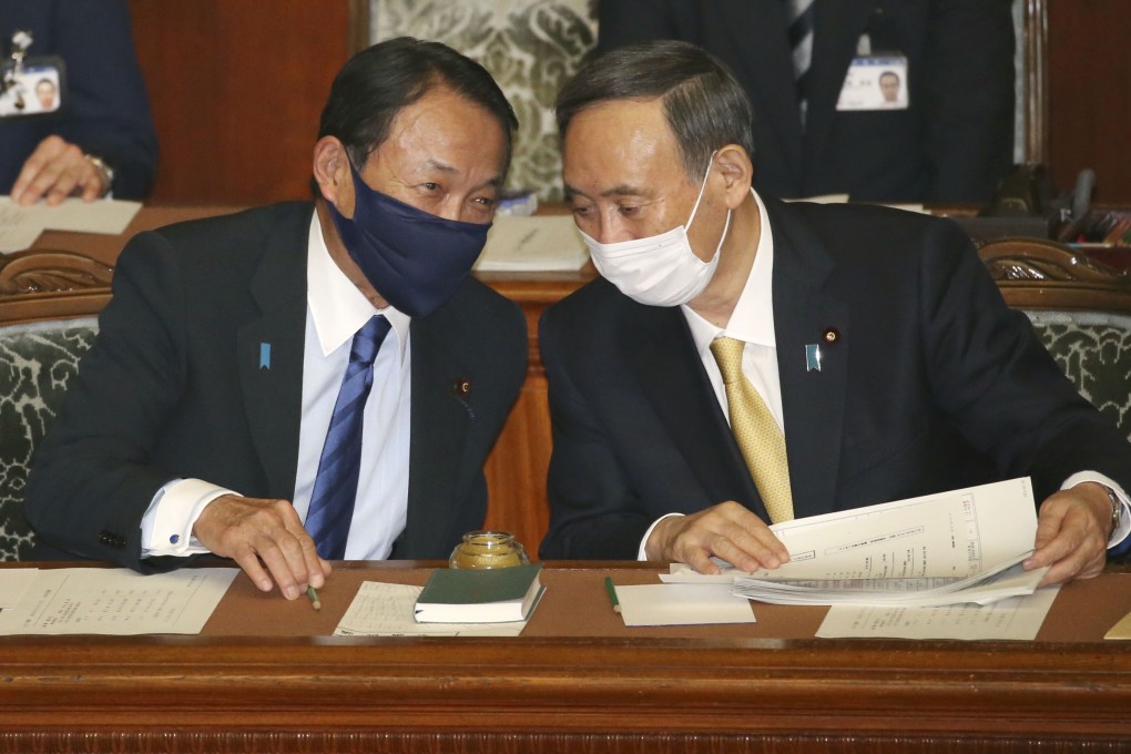 Japanese Finance Minister Taro Aso (left) with Prime Minister Yoshihide Suga. Photo: Kyodo