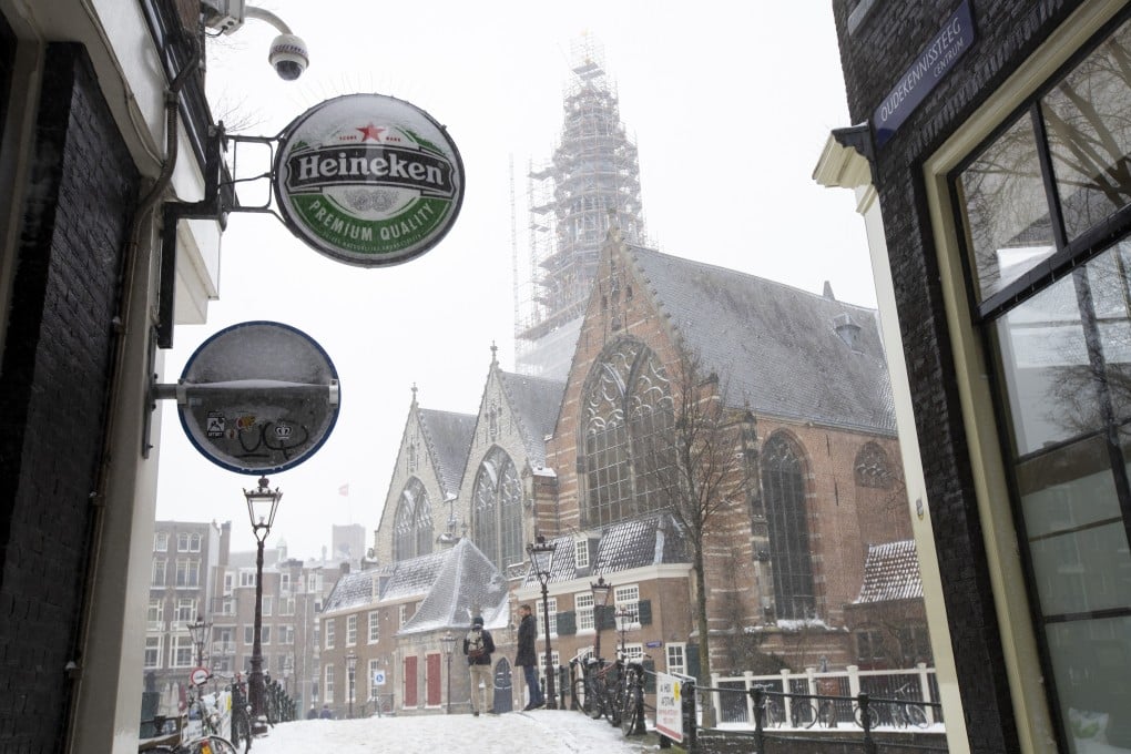 The Oude Kerk, Amsterdam’s oldest building, is seen near a bar closed because of the Dutch city’s coronavirus lockdown on Sunday. Amsterdam overtook London as Europe’s largest share trading centre last month. Photo: AP