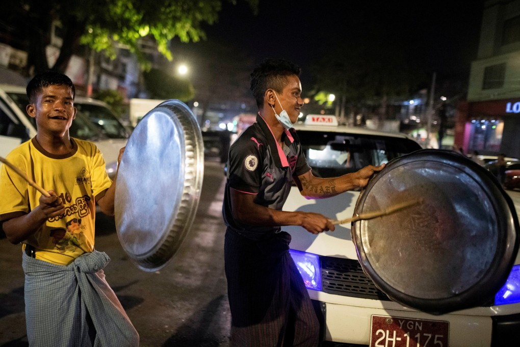 People in Yangon hit pots during a night protest against the military coup on February 4, 2021. Photo: Reuters