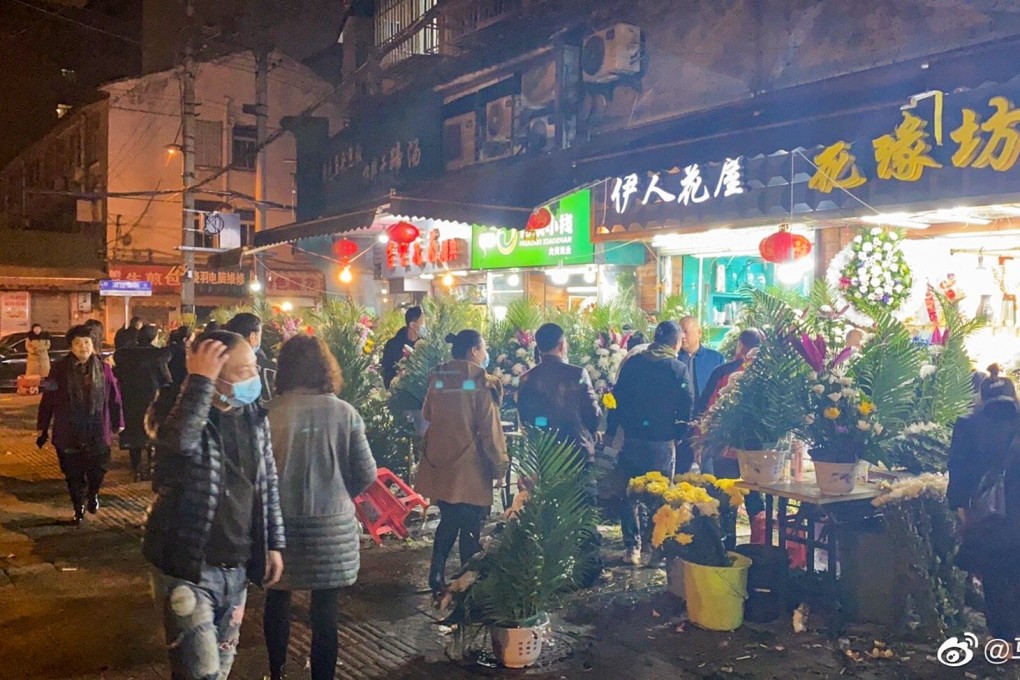 Wuhan residents flock to flower shops early on Friday, buying chrysanthemums to pay tribute to the dead. Photo: Ma Renren