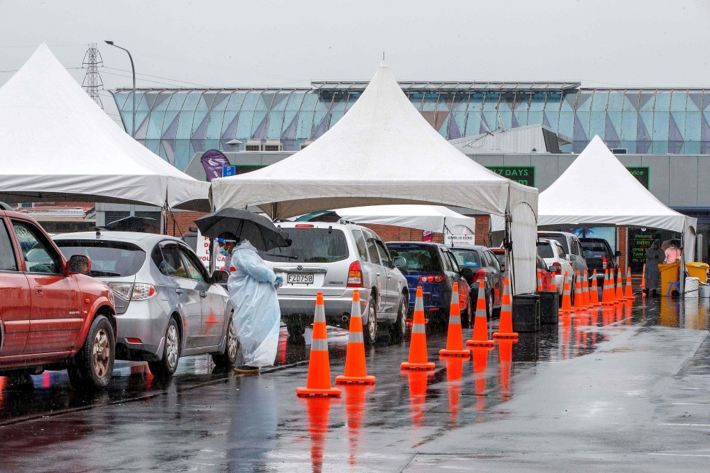 New Zealand motorists queue at the Otara testing station after a positive Covid-19 coronavirus case was reported in the community, as Auckland entered a three-day lockdown. Photo: AFP