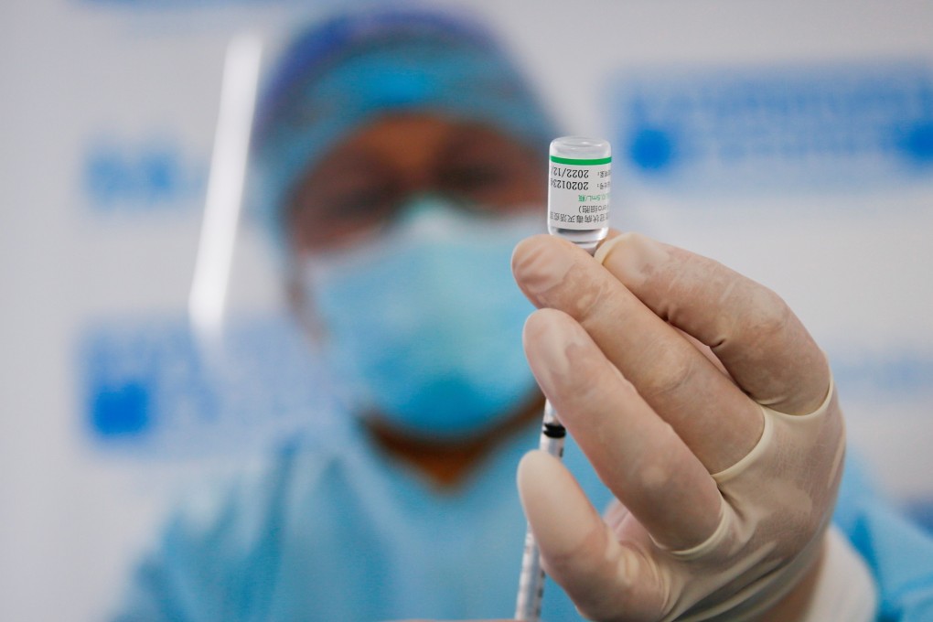 A health worker in Lima, Peru prepares a dose of Sinopharm's coronavirus vaccine. Photo: Reuters