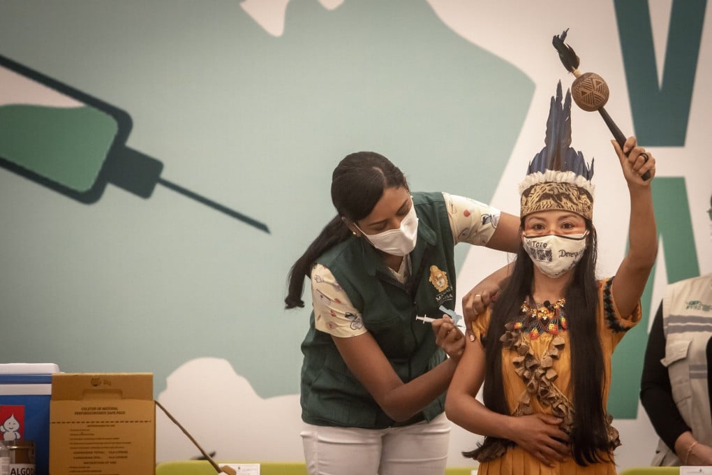 A member of the Witoto indigenous tribe receives the Sinovac coronavirus vaccine in Manaus, Brazil, on January 18, 2021. Photo: Bloomberg