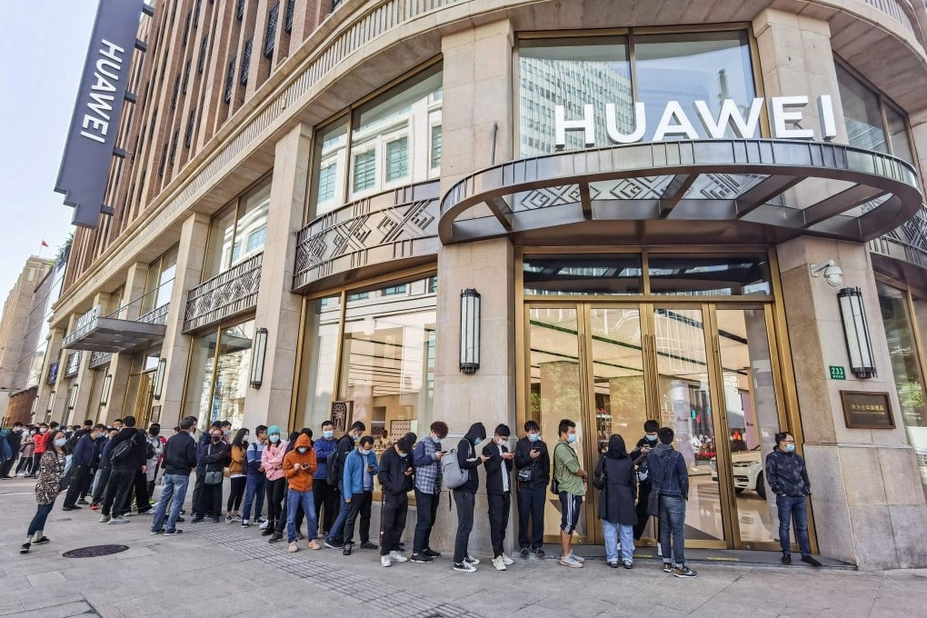 People wait in line in front of Huawei's flagship store for presales of the newly launched Huawei Mate40 mobile phone series in Shanghai, China, on October 23, 2020. Photo: AFP