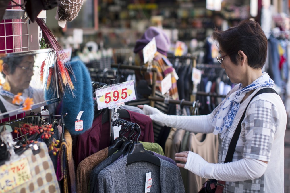 Even as cashless payments rise, low interest rates have driven people to hoard banknotes at home. Photo: Getty Images