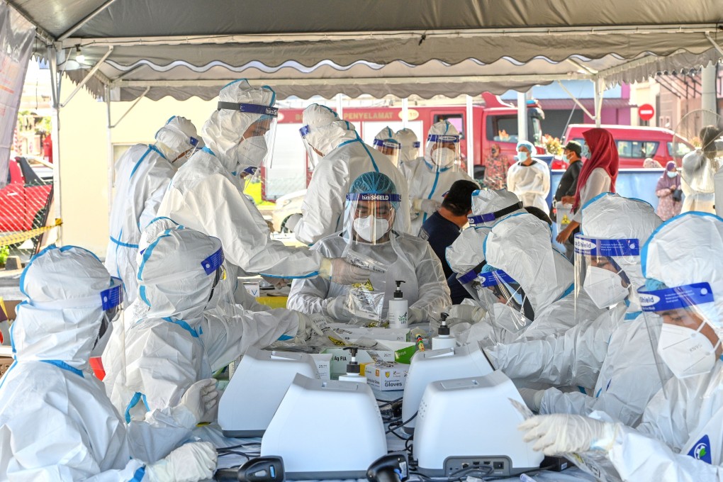 Medical workers process swab samples for Covid-19 tests in Selangor, Malaysia. Photo: Xinhua