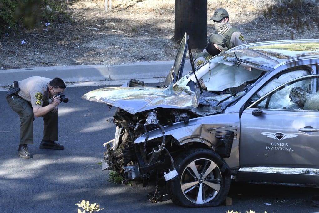 Police inspect the golfer Tiger Woods’ damaged car after it was involved in a crash in California on Tuesday. Photo: DPA