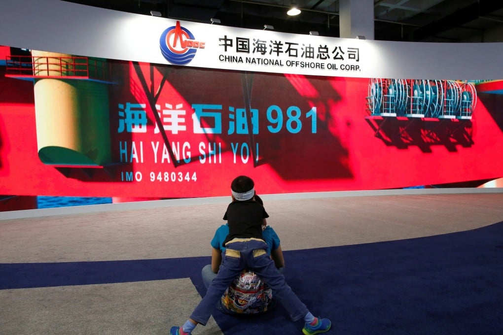 A promotional video about a Chinese oil rig at a booth of China's state-run oil company CNOOC during China Beijing International High-Tech Expo in Beijing, May 16, 2014. Photo: Reuters