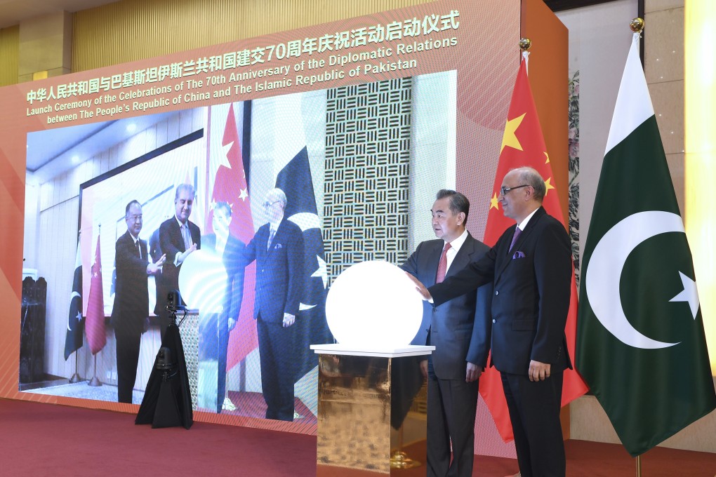 Chinese Foreign Minister Wang Yi (second right) spoke to his Pakistani counterpart, Makhdoom Shah Mahmood Qureshi (seen on screen), via a video link on Tuesday. Photo: Xinhua