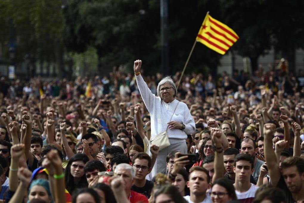 People protest in Barcelona, Spain, on October 2, 2017, a day after hundreds were hurt in a police crackdown during Catalonia's banned independence referendum. Photo: AFP
