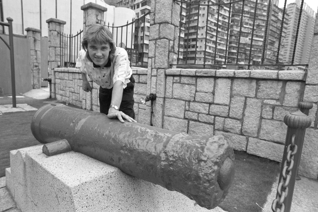 Stephen Hendry enjoys a photo shoot at the noonday gun in Causeway Bay during his visit to Hong Kong in 1990. Photo: Martin Chan