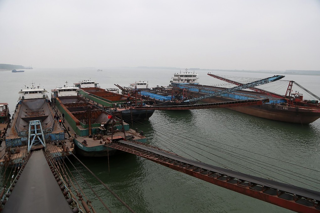 Authorities in China will standardise sand mining in the Yangtze River and are intensifying their crackdown on illegal sand miners causing harm to the river, connected waterways and the river ecosystem. Photo: Weibo