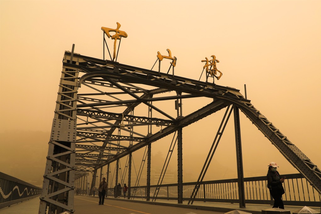 Lanzhou in Gansu continued to record “hazardous” levels of air pollution. Photo: Xinhua