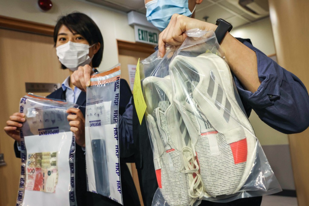 Officers display evidence of the smartphone robbery in Tsuen Wan. Photo: K. Y. Cheng