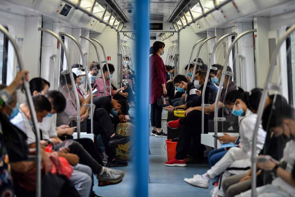 Passengers staring at their smartphones while riding the subway in Wuhan, in China's central Hubei province on September 28, 2020. Photo: AFP
