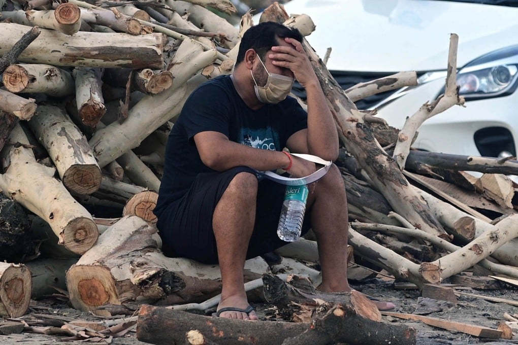 A man grieves during a mass cremation of bodies in India. Photo: ZUMA Wire/dpa