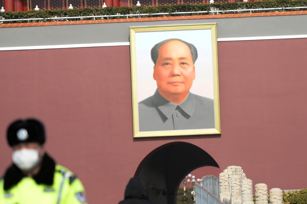 A police officer wearing a face mask stands guard under a giant portrait of the late Chinese chairman Mao Zedong at the Tiananmen Gate in Beijing, China, 2020. Photo: Reuters