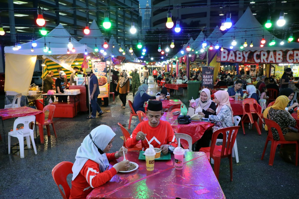 Muslims in Kuala Lumpur break their fast at the end of the day during the holy month of Ramadan. Photo: Reuters