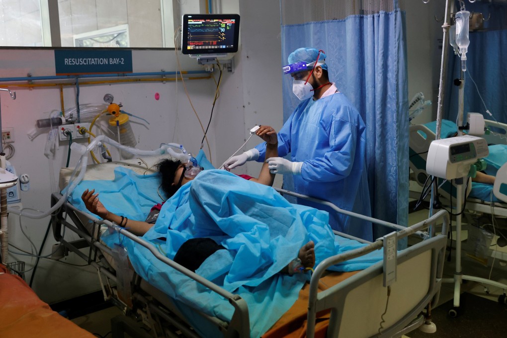 A medical worker tends to a patient at Safdarjung Hospital in New Delhi. Photo: Reuters