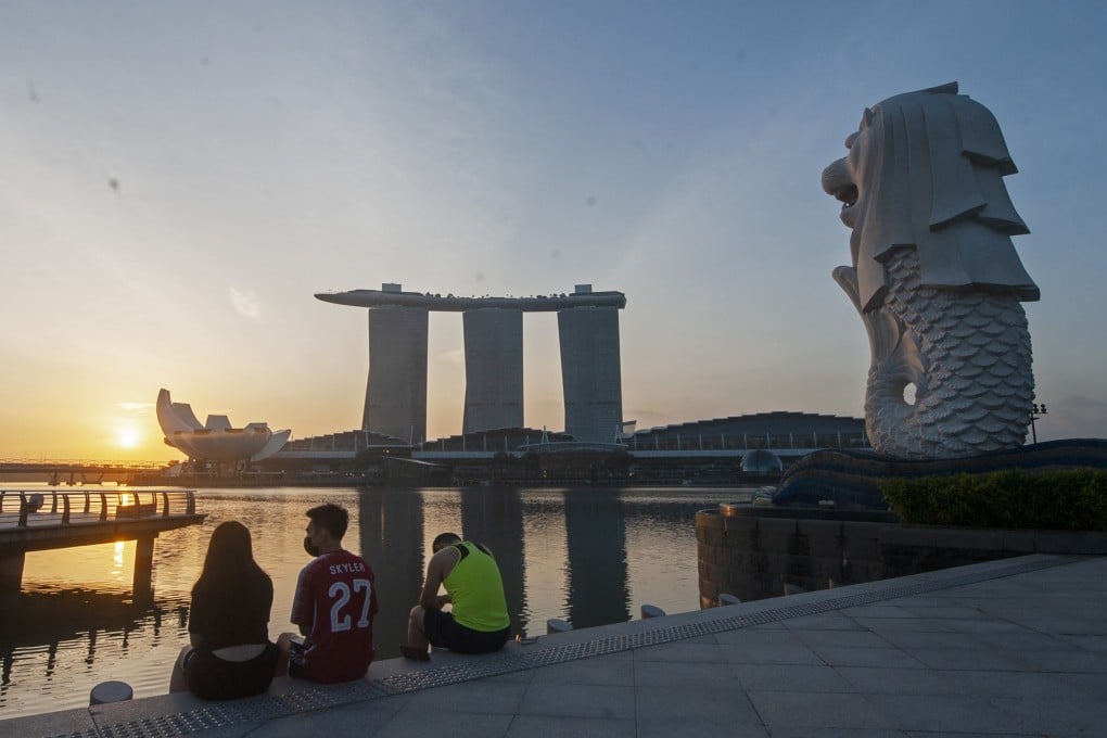 People view the sunrise at Merlion Park in Singapore. Photo: Xinhua