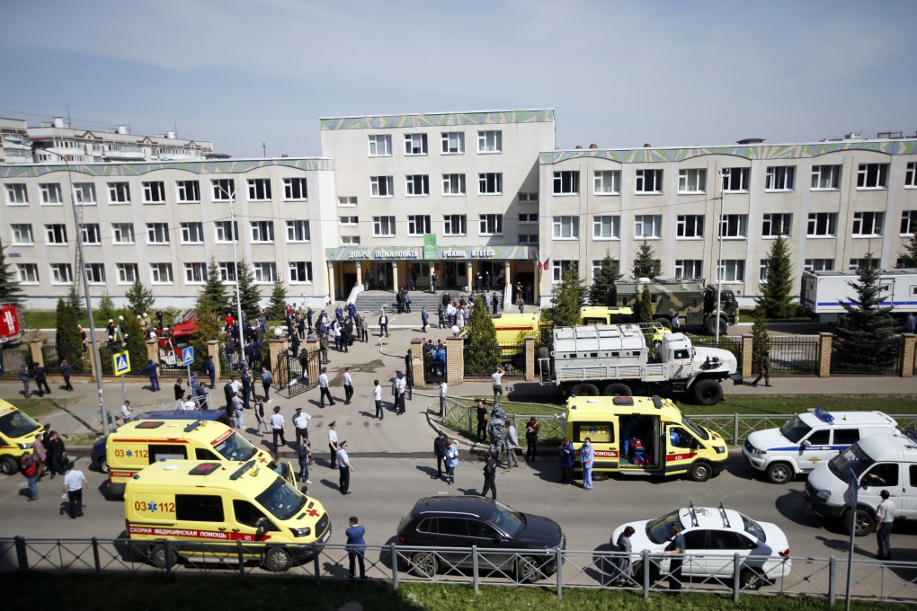 Ambulances and police cars in front of the school entrance. Photo: AP