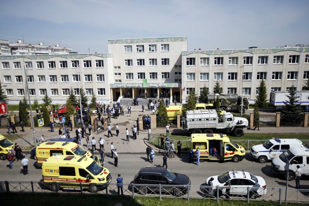 Ambulances and police cars in front of the school entrance. Photo: AP