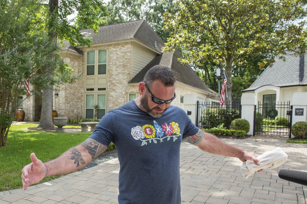 Waller County Sheriff's Office Deputy Wes Manion approximates the size of the tiger. Photo: AP